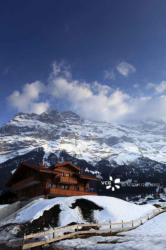 格林德瓦滑雪胜地的瑞士小木屋，瑞士阿尔卑斯山，少女峰图片素材