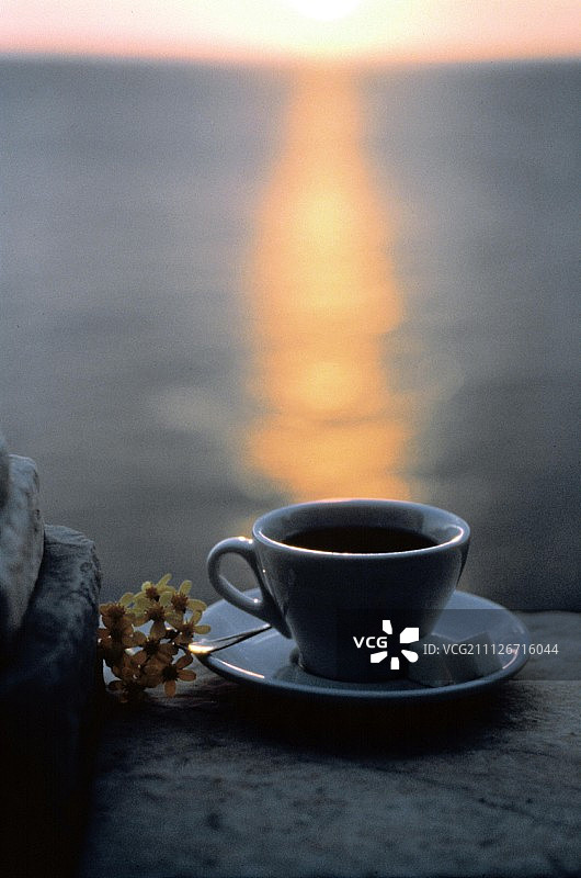 咖啡杯与海洋日落图片素材