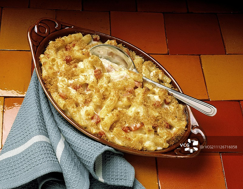 带面包屑的通心粉奶酪砂锅与火腿图片素材