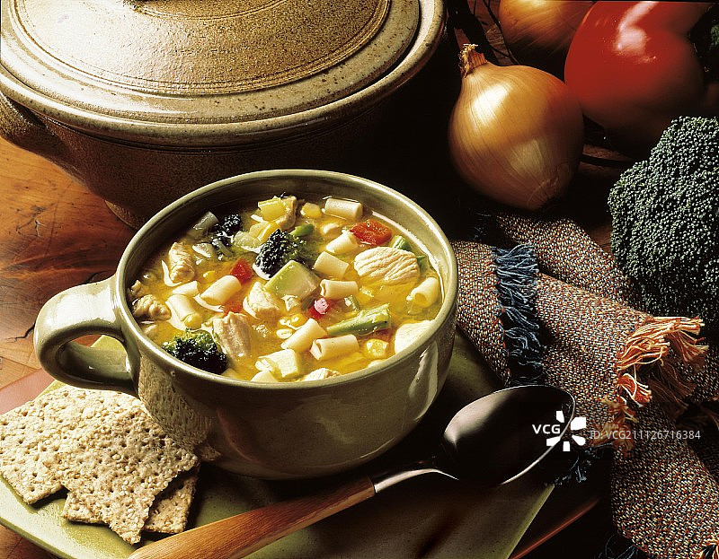 蔬菜鸡肉面条汤图片素材