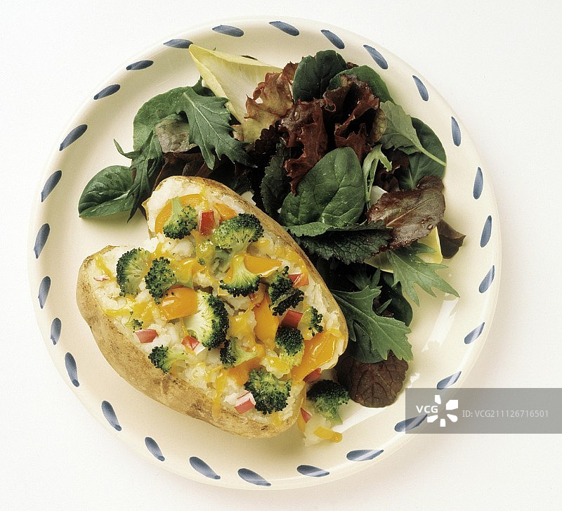 烤土豆酿蔬菜；配沙拉图片素材