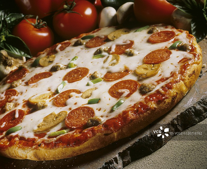 吉利奥披萨（萨拉米香肠、蘑菇、肉末和辣椒披萨）图片素材