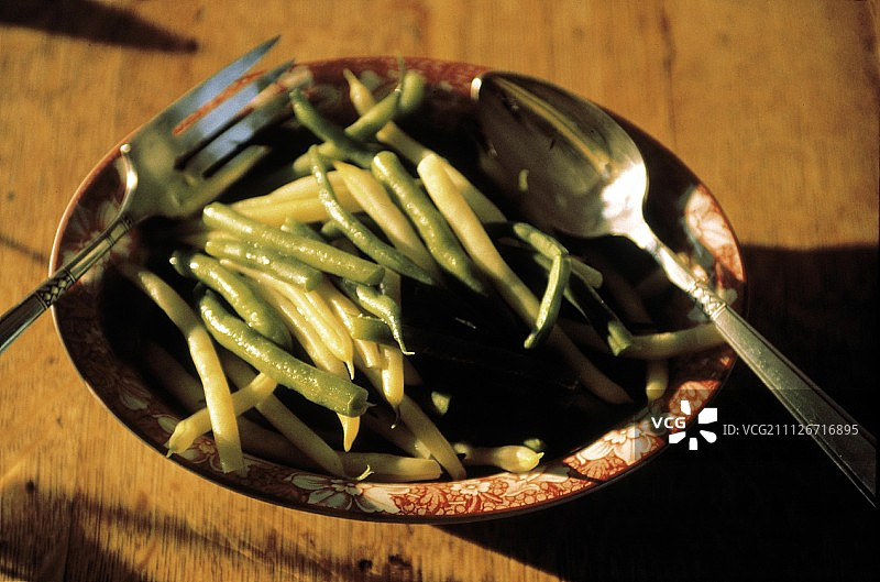 碗装蒸青豆和蜡豆图片素材