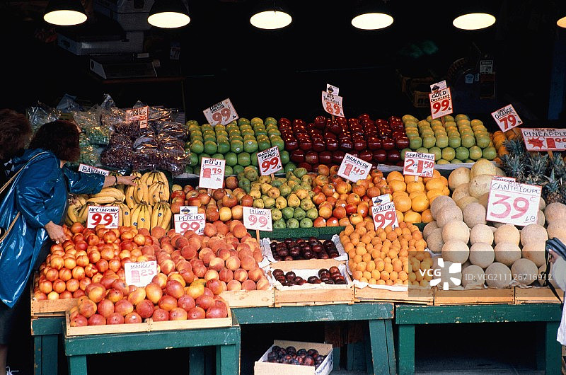 人们在水果摊购物图片素材