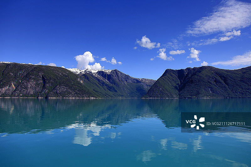 哈当厄尔峡湾的山脉倒影图片素材