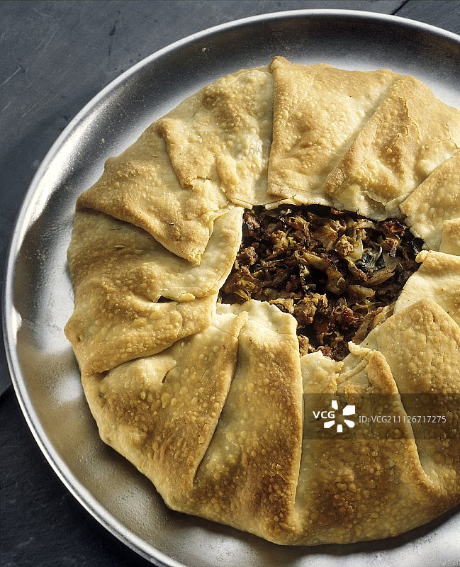 盘中的一整个牛肉馅饼图片素材