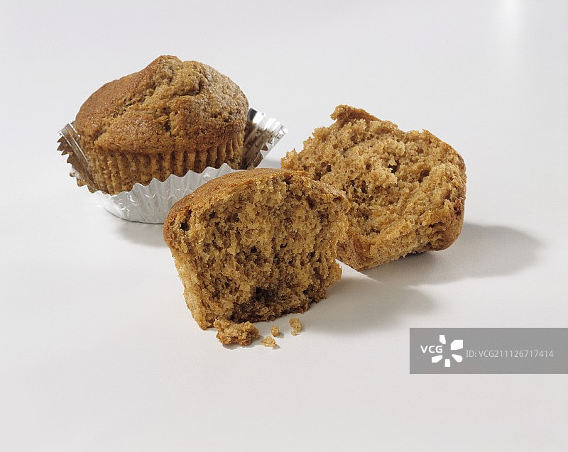 麦芬杯里的一个麸皮麦芬，一个切成两半图片素材