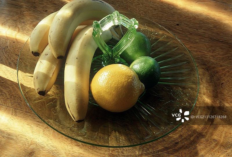 玻璃盘上的什锦水果图片素材