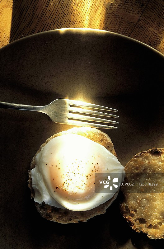 英式松饼上的荷包蛋图片素材