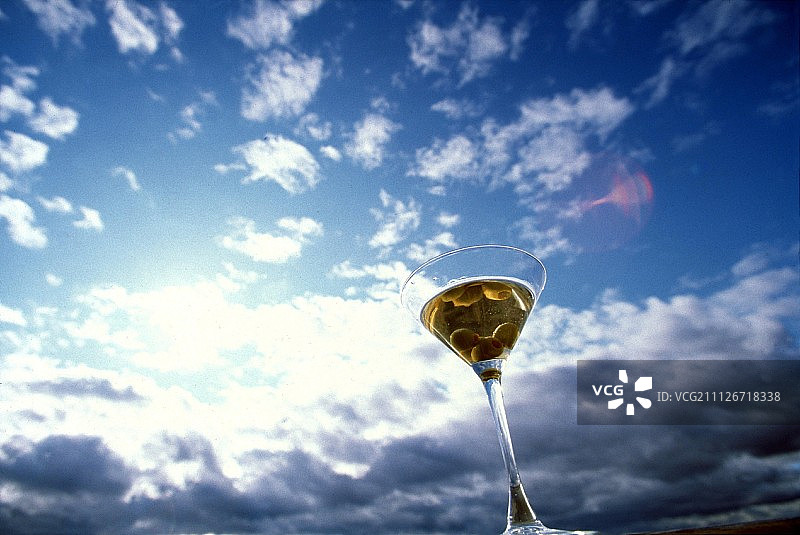 马提尼；蓝天白云图片素材