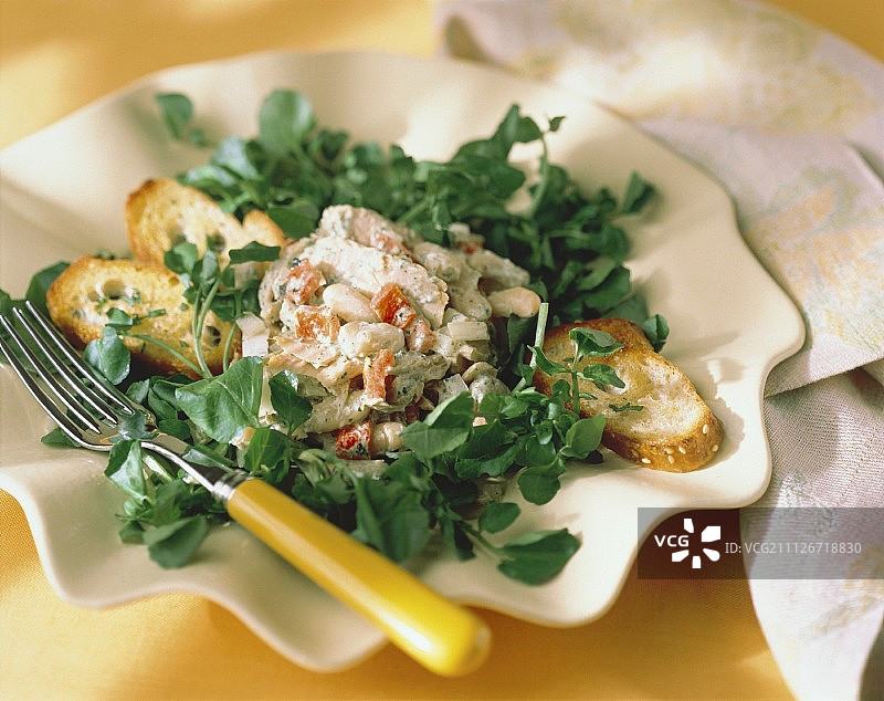 豆瓣菜蒜香面包金枪鱼白豆沙拉图片素材