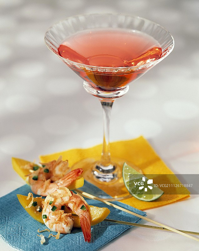两串虾仁黄椒串和鸡尾酒图片素材
