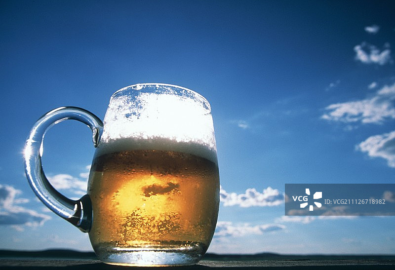 啤酒马克杯与蓝天图片素材