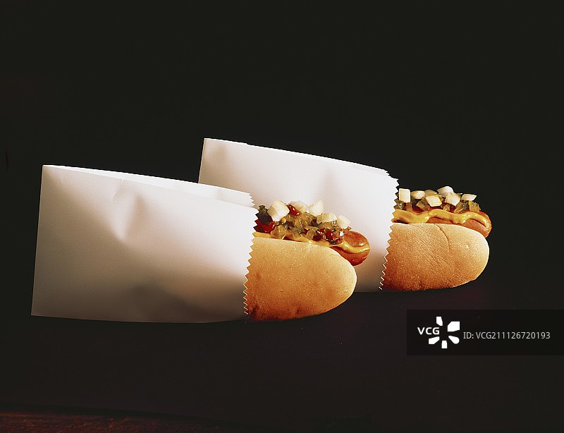 配料丰富的两根香肠图片素材