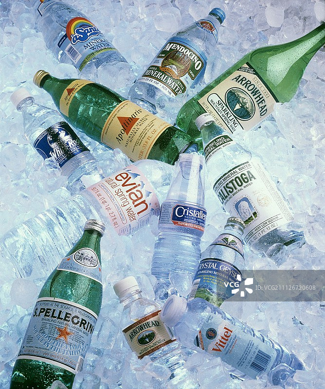 冰镇瓶装水图片素材