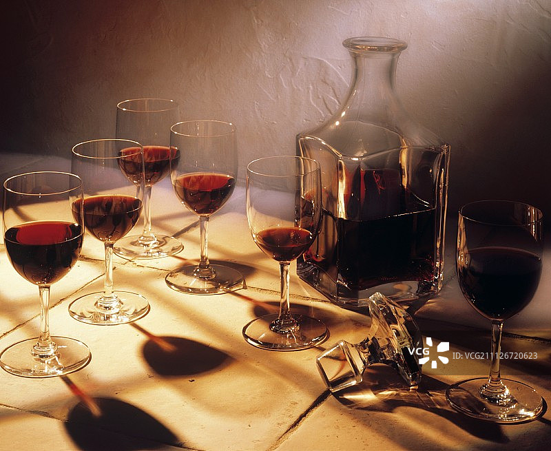 红酒醒酒器与酒杯图片素材