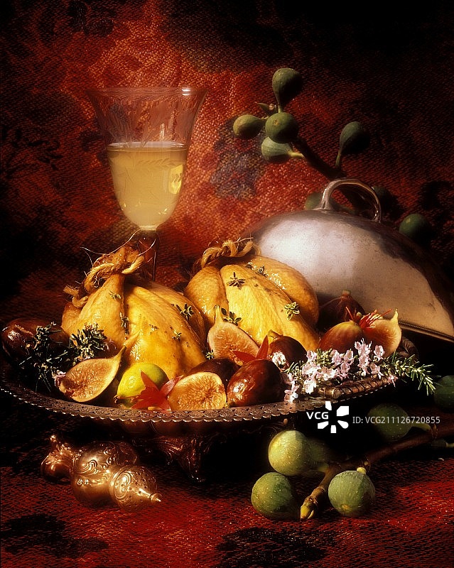 盘子里的两只康沃尔母鸡图片素材