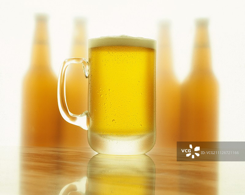 冰镇啤酒杯图片素材