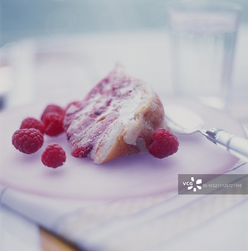 覆盆子奶油夹心海绵蛋糕切片图片素材