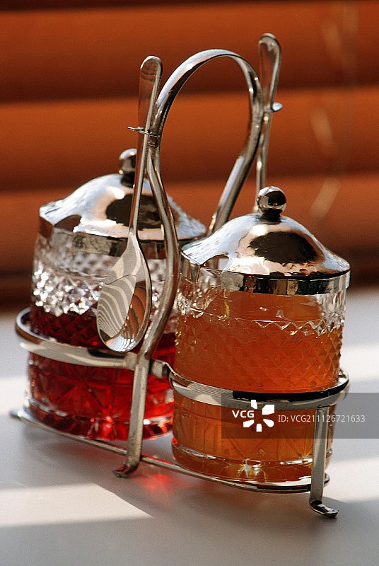 古董果酱罐：橙子酱和草莓酱图片素材