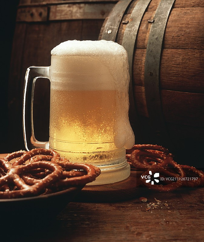 啤酒杯与椒盐卷饼图片素材
