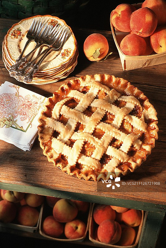 木桌上的桃子派图片素材