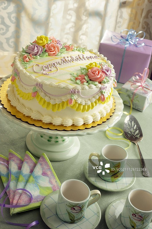 装饰生日蛋糕、礼物和咖啡杯图片素材