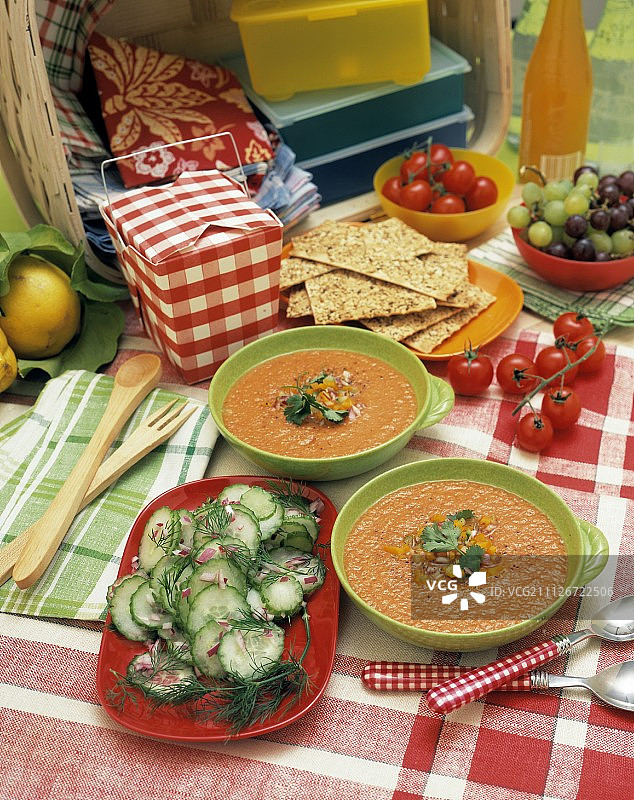 野餐配西班牙冷汤和黄瓜莳萝沙拉图片素材