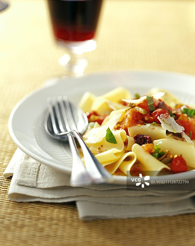 新鲜意大利宽面配番茄、罗勒、橄榄和帕尔马干酪图片素材