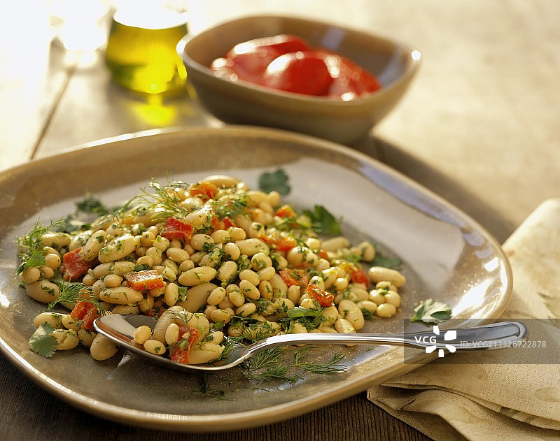 白豆沙拉配辣椒和莳萝图片素材