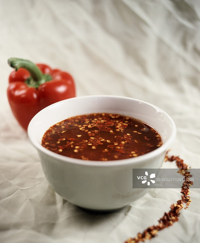 胡椒汤与碎红辣椒片图片素材