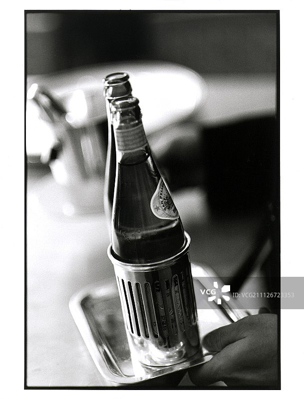 带支架的瓶装水图片素材