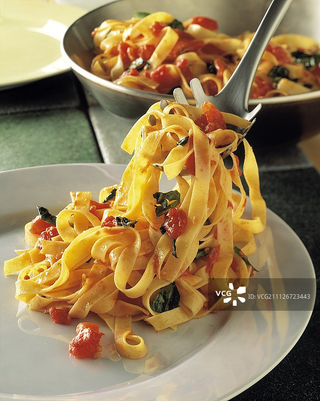 番茄罗勒宽面图片素材