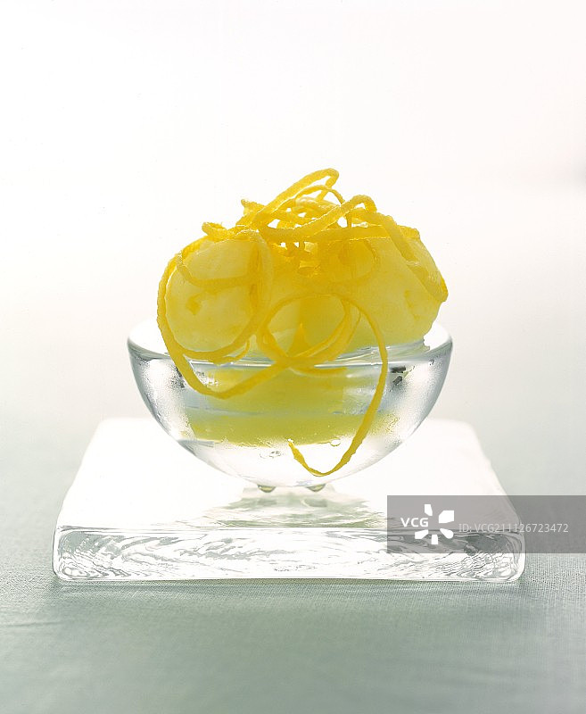 玻璃碗中盛放的柠檬冰糕，配柠檬皮图片素材