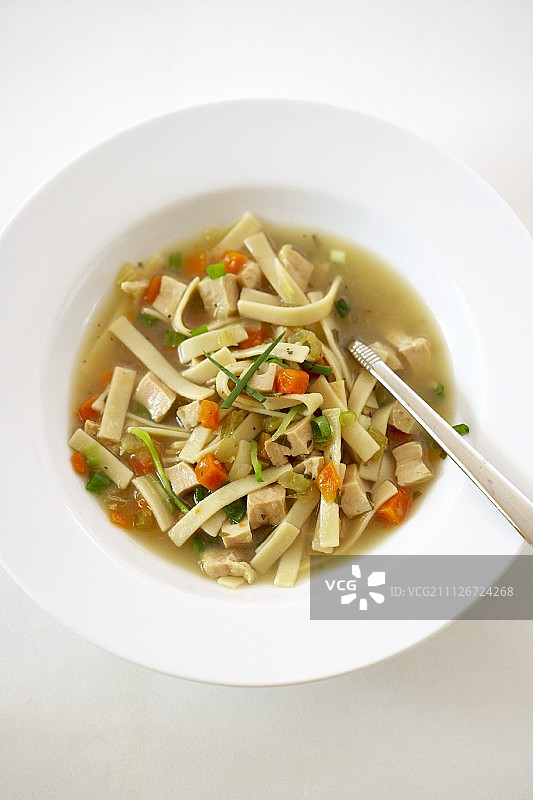 自制鸡肉面条汤图片素材