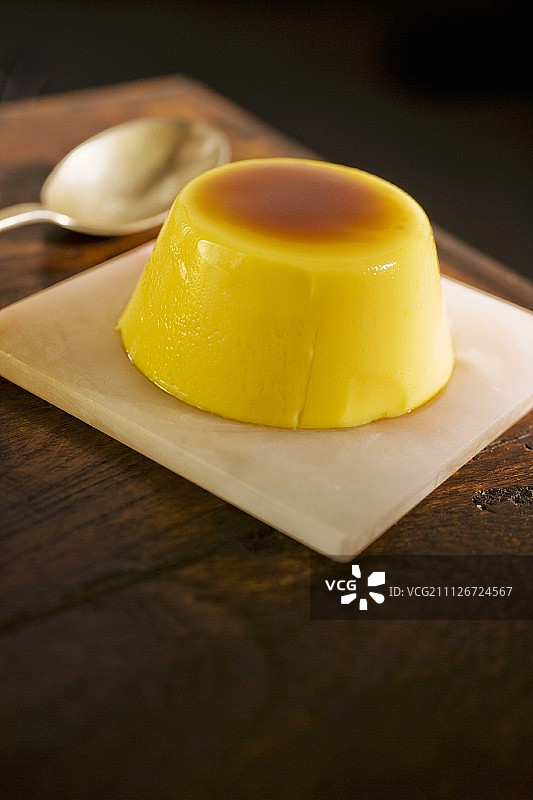 焦糖酱香草布丁图片素材