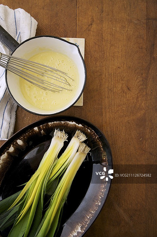 碗里的白色黄油酱和韭菜图片素材