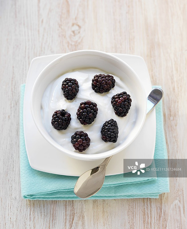 一碗希腊酸奶和新鲜黑莓图片素材