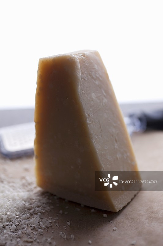 帕尔马干酪楔形块、磨碎的帕尔马干酪和磨碎器图片素材