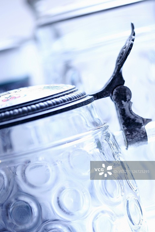 带盖的空啤酒杯图片素材