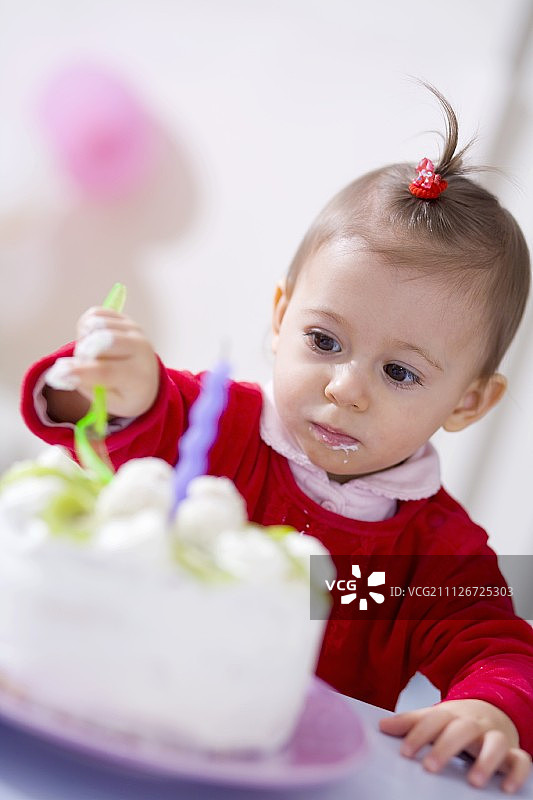 小女孩吃猕猴桃椰子生日蛋糕图片素材
