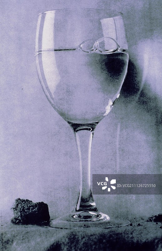 一杯清水图片素材