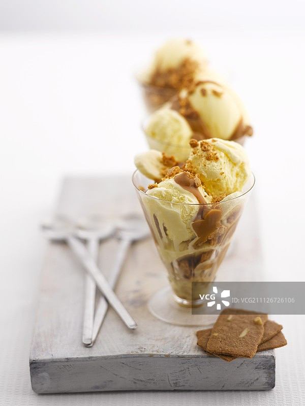 香草冰淇淋香蕉焦糖圣代图片素材
