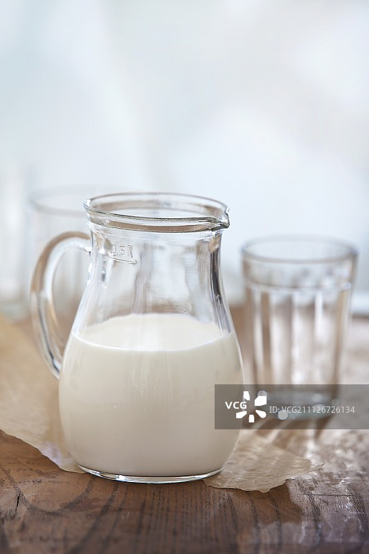 玻璃水罐中的牛奶图片素材