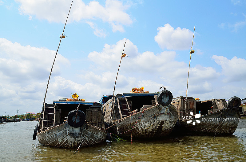 水上市场上的南瓜船卖家图片素材