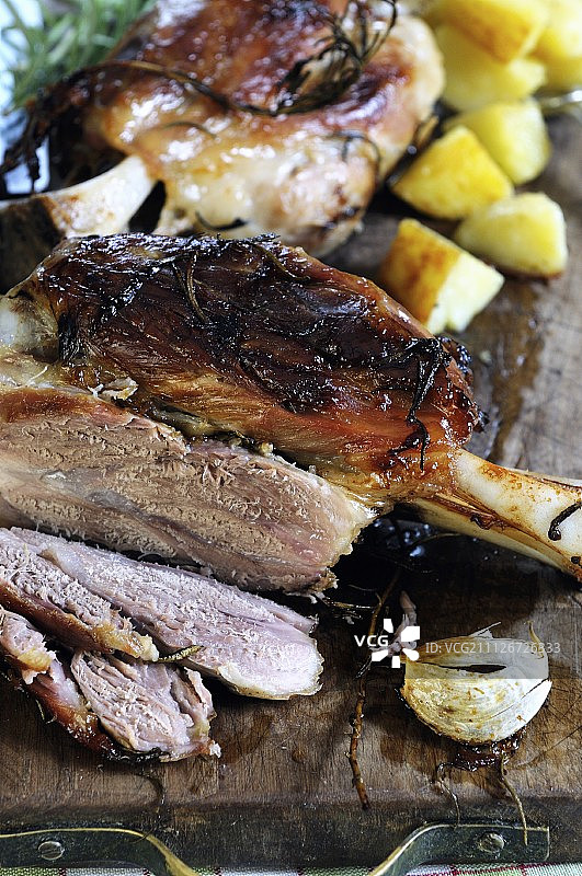 木板上的猪肘和土豆图片素材