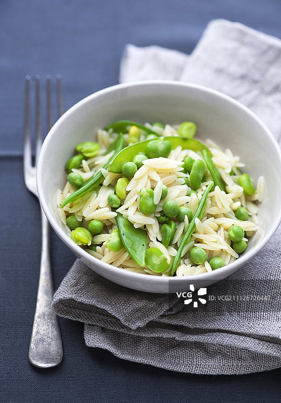 一碗豌豆蚕豆饭图片素材