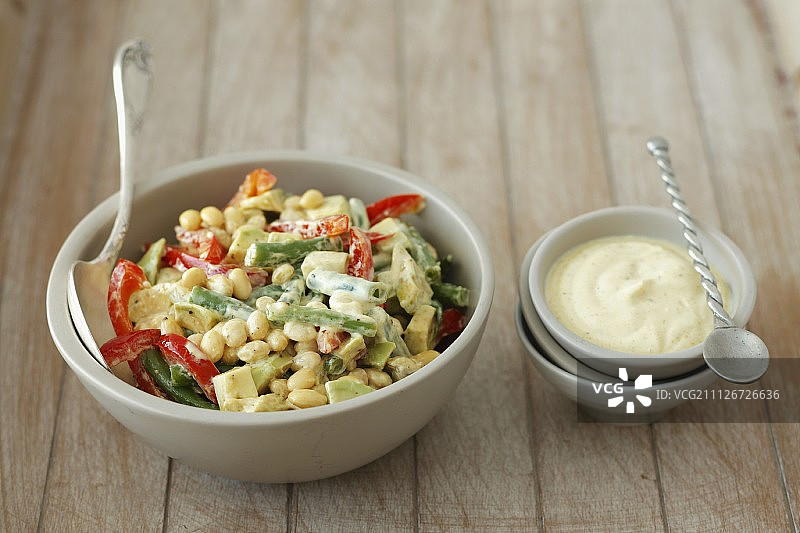 大豆沙拉配青豆、辣椒、牛油果和酸奶调味汁图片素材