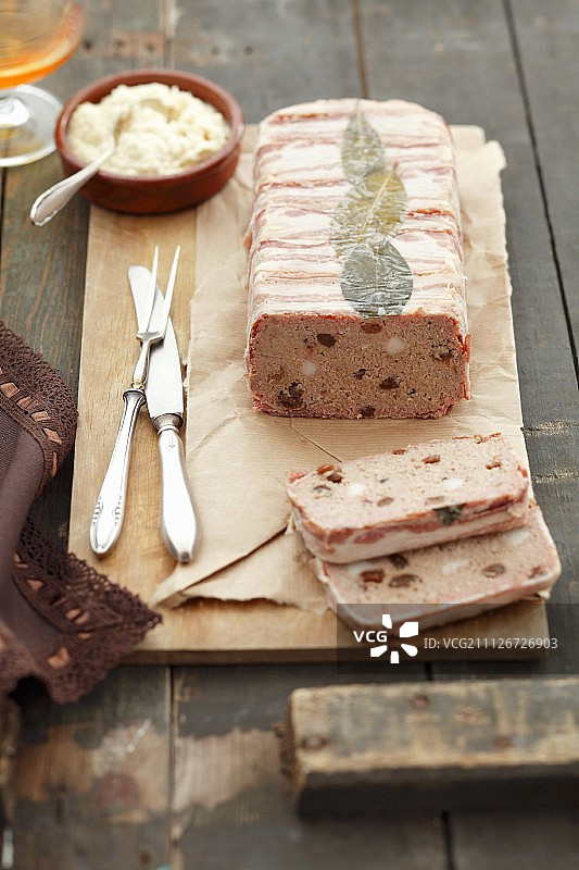 培根包裹的葡萄干肉冻图片素材