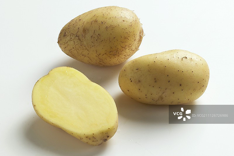 两个半个和两个完整的马铃薯图片素材